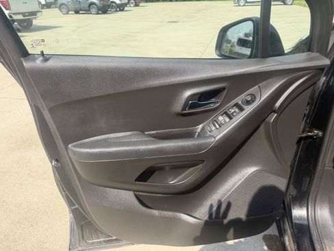 Used 2018 Chevrolet Trax LT w/ LT Convenience Package FWD image 11