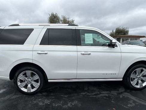 Used 2024 Ford Expedition Platinum image 3
