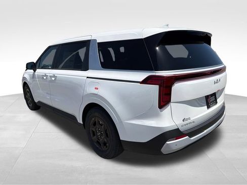 New 2026 Kia Carnival FWD image 5