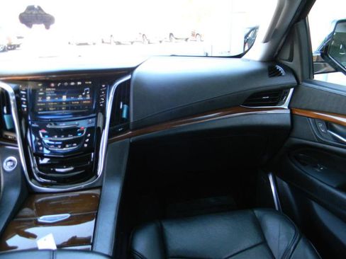 Used 2017 Cadillac Escalade Luxury image 18