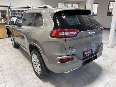 Used 2017 Jeep Cherokee Overland w/ Technology Group AWD/4WD image 2