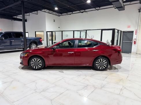 Used 2025 Nissan Altima 2.5 SV FWD image 9