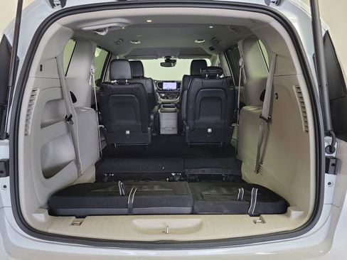 Used 2023 Chrysler Pacifica Touring-L FWD image 27