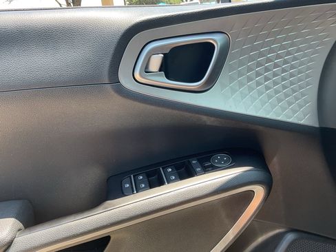 Used 2025 Kia Soul LX w/ LX Technology Package FWD image 14