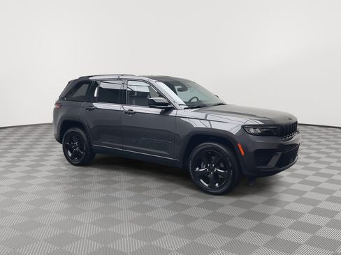 Used 2023 Jeep Grand Cherokee Altitude AWD/4WD image 39