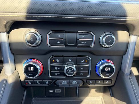 Used 2023 GMC Yukon SLT w/ SLT Luxury Package AWD/4WD image 27