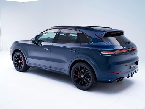 Used 2025 Porsche Cayenne S image 3