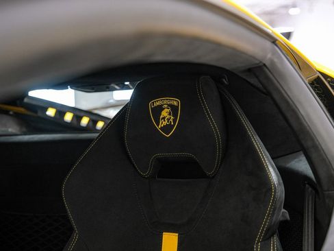 Used 2018 Lamborghini Huracan Performante image 37