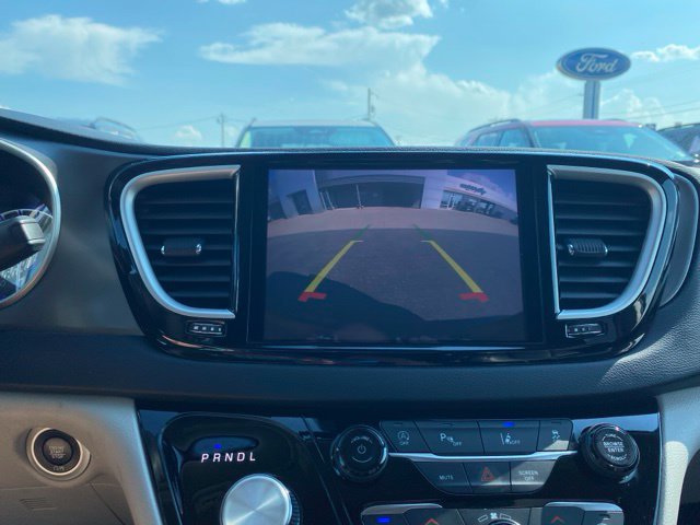 Used 2023 Chrysler Pacifica Touring-L FWD image 36