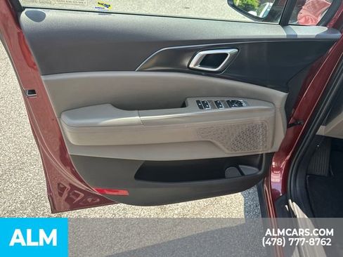 Used 2025 Kia Carnival FWD image 11