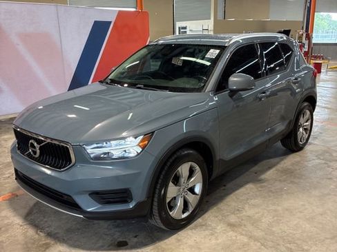 Used 2020 Volvo XC40 T5 Momentum image 1