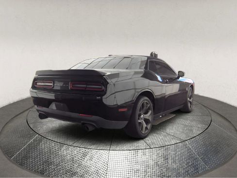 Used 2017 Dodge Challenger SXT image 3