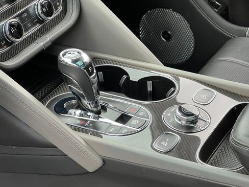 Used 2022 Bentley Bentayga AWD/4WD image 31