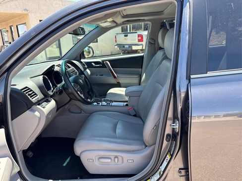 Used 2011 Toyota Highlander Limited w/ Tow Pkg AWD/4WD image 8