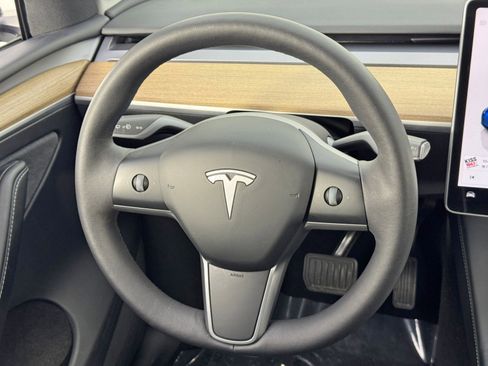 Used 2023 Tesla Model Y Long Range image 18