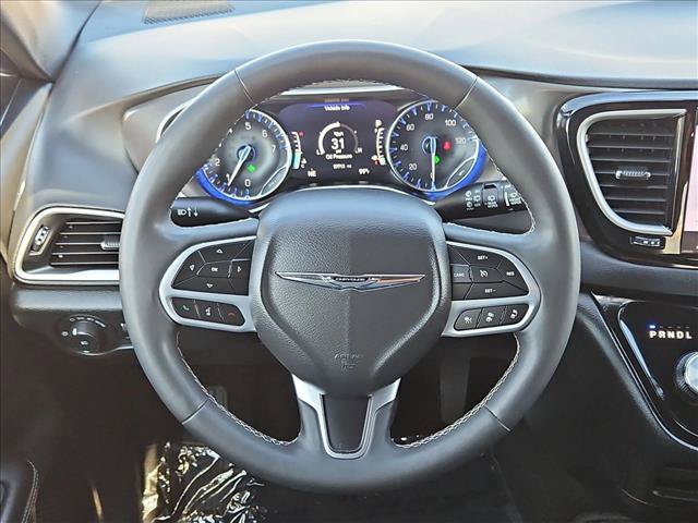 Used 2025 Chrysler Pacifica Select FWD image 13