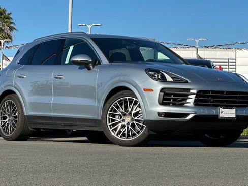 Used 2023 Porsche Cayenne Platinum Edition image 2