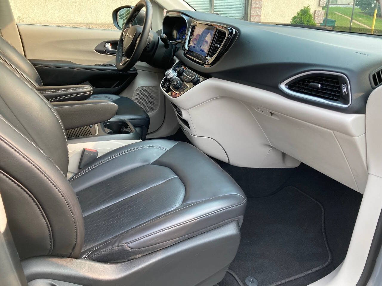 Used 2023 Chrysler Pacifica Touring-L FWD image 8