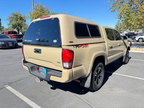 Used 2017 Toyota Tacoma TRD Sport AWD/4WD image 5