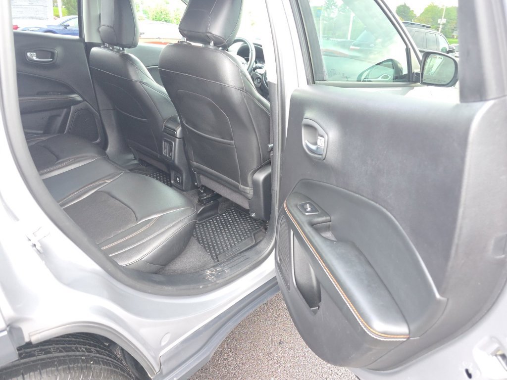 Used 2018 Jeep Compass Latitude w/ Cold Weather Group AWD/4WD image 8