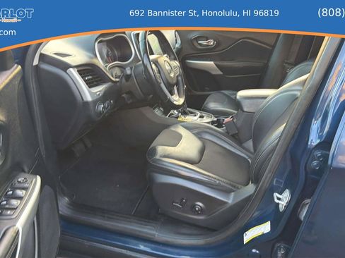 Used 2018 Jeep Cherokee Trailhawk AWD/4WD image 18