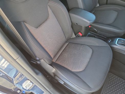 Certified 2023 Jeep Renegade Latitude AWD/4WD image 17