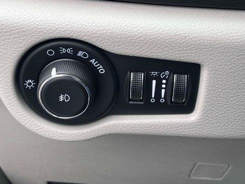 Used 2024 Chrysler Pacifica Touring-L FWD image 34