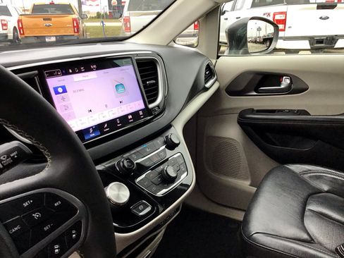 Used 2022 Chrysler Pacifica Touring-L image 21