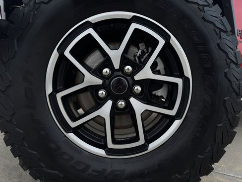 Used 2025 Jeep Wrangler Unlimited Rubicon AWD/4WD image 9