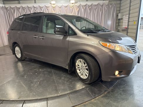 Used 2014 Toyota Sienna XLE image 2