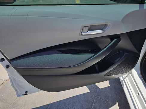 Used 2021 Toyota Corolla LE image 8