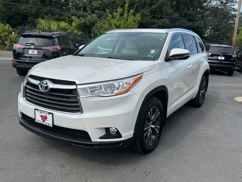 Used 2016 Toyota Highlander XLE AWD/4WD image 3