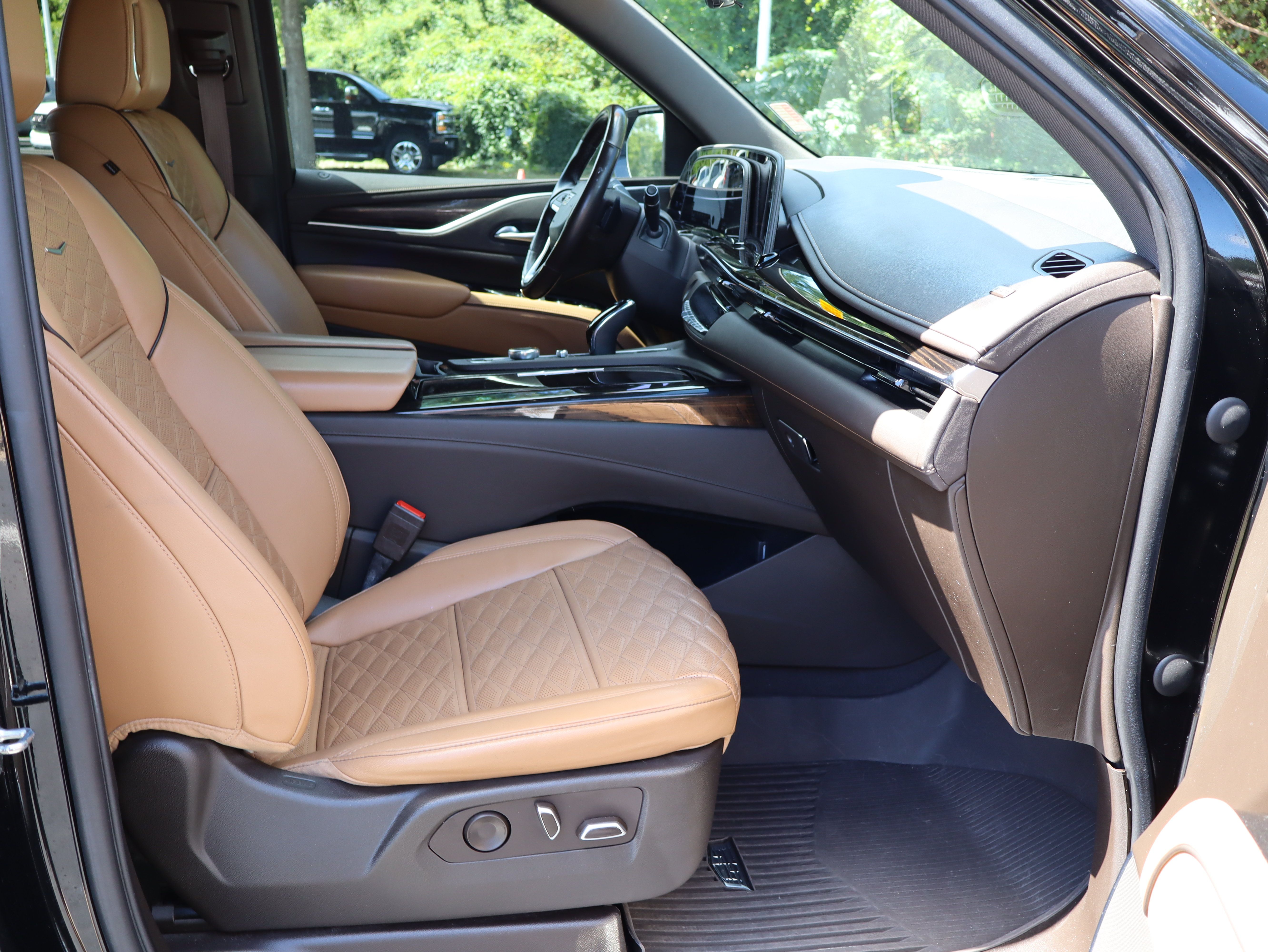 Used 2023 Cadillac Escalade ESV Premium Luxury w/ LPO, Radiant Package AWD/4WD image 33