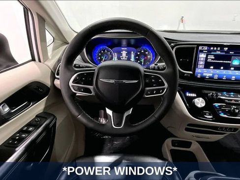 Used 2023 Chrysler Pacifica Touring-L AWD/4WD image 11