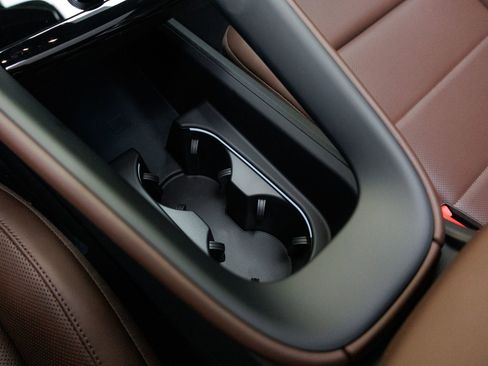 Certified 2025 Porsche Macan 4S Electric AWD/4WD image 25