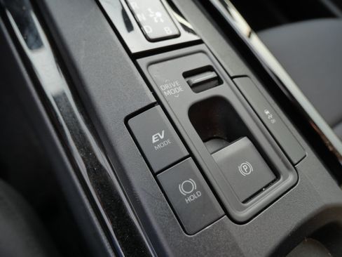 Certified 2025 Toyota Prius LE FWD image 32