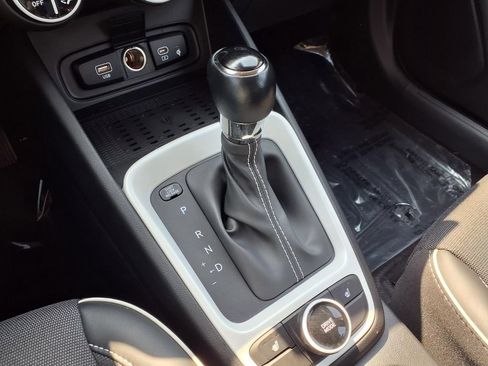 Certified 2025 Hyundai Venue Limited FWD image 14