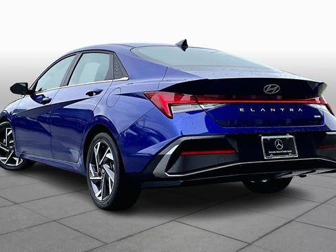 Used 2025 Hyundai Elantra Limited image 12