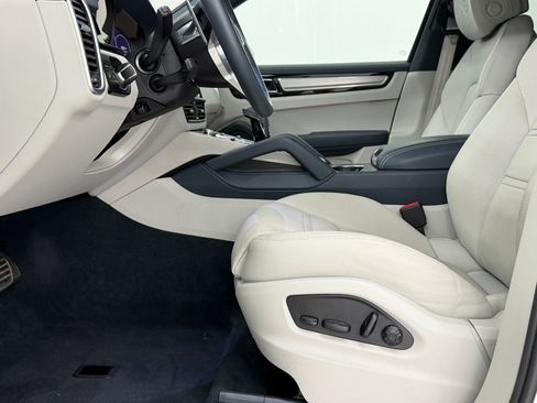 Certified 2023 Porsche Cayenne S AWD/4WD image 5