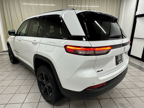 Used 2023 Jeep Grand Cherokee Altitude image 9