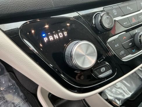 Used 2018 Chrysler Pacifica Touring-L Plus image 32