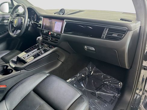 Used 2024 Porsche Macan image 30