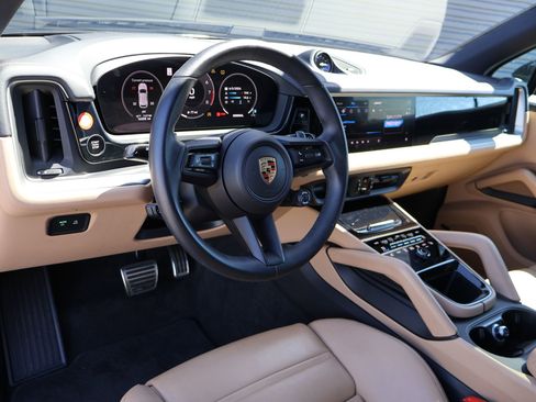 Certified 2024 Porsche Cayenne S AWD/4WD image 4