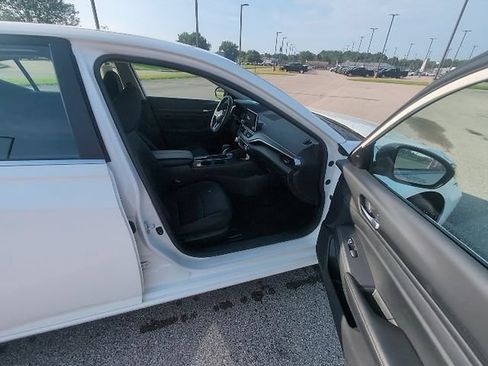 Used 2025 Nissan Altima 2.5 SV FWD image 3