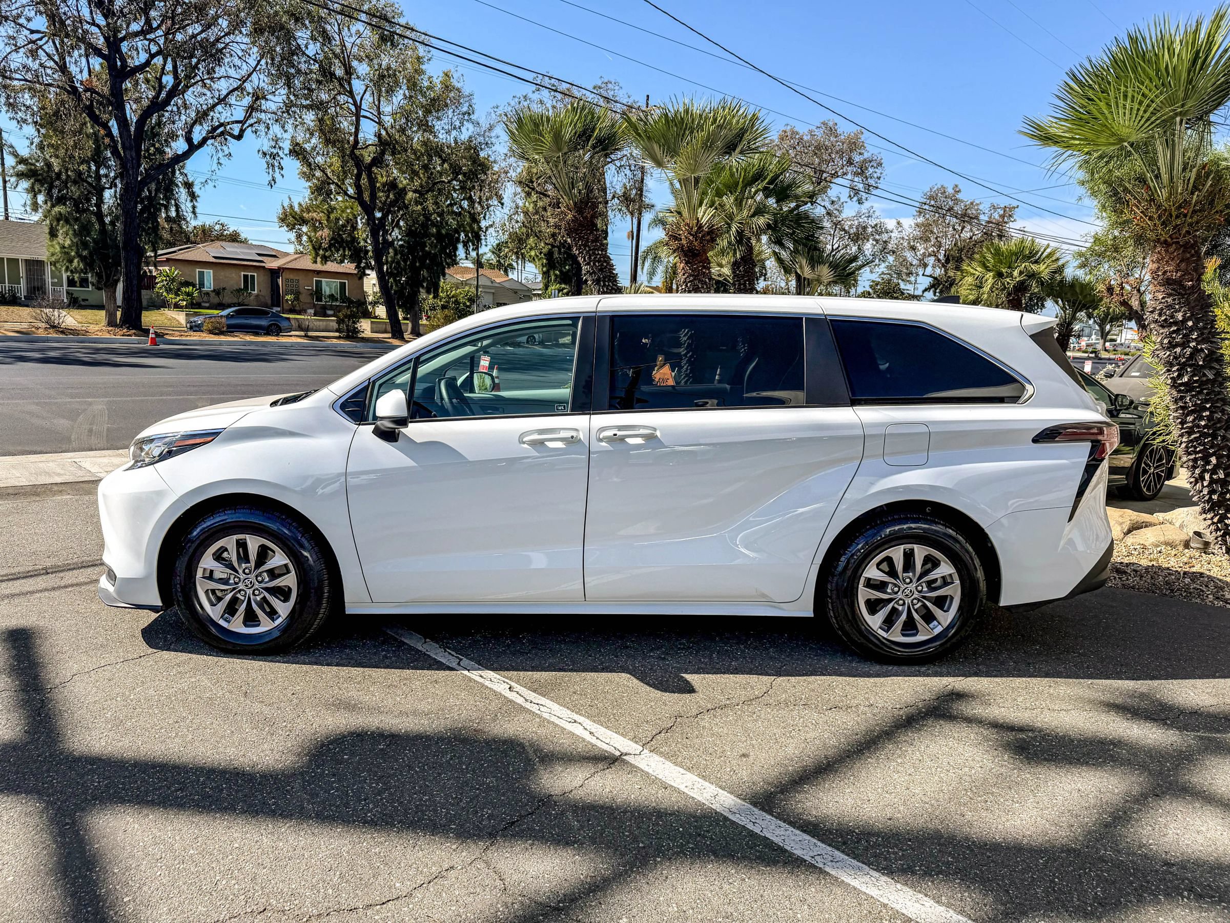 Used 2023 Toyota Sienna LE FWD image 14