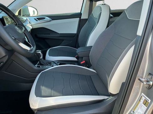 New 2025 Volkswagen Taos SE image 9