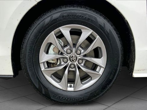 Used 2021 Toyota Sienna LE image 9