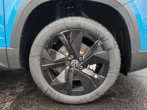 New 2026 Volkswagen Taos SE image 12