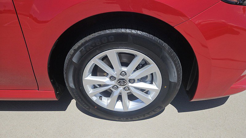 Used 2025 Toyota Camry LE AWD/4WD image 2