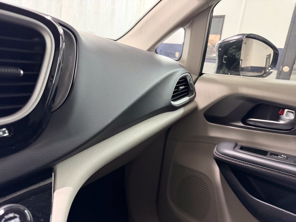 Used 2024 Chrysler Pacifica Touring-L FWD image 22